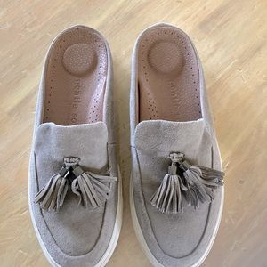 Mule sneaker in a neutral taupe suede. Excellent condition.